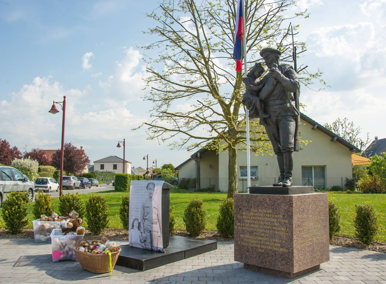 памятник русскому экспедиционному корпусу в париже